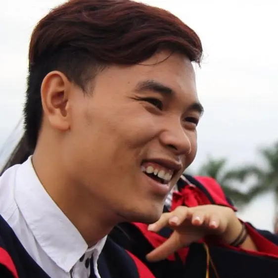 Ảnh thầy Quyền trong lễ tốt nghiệp