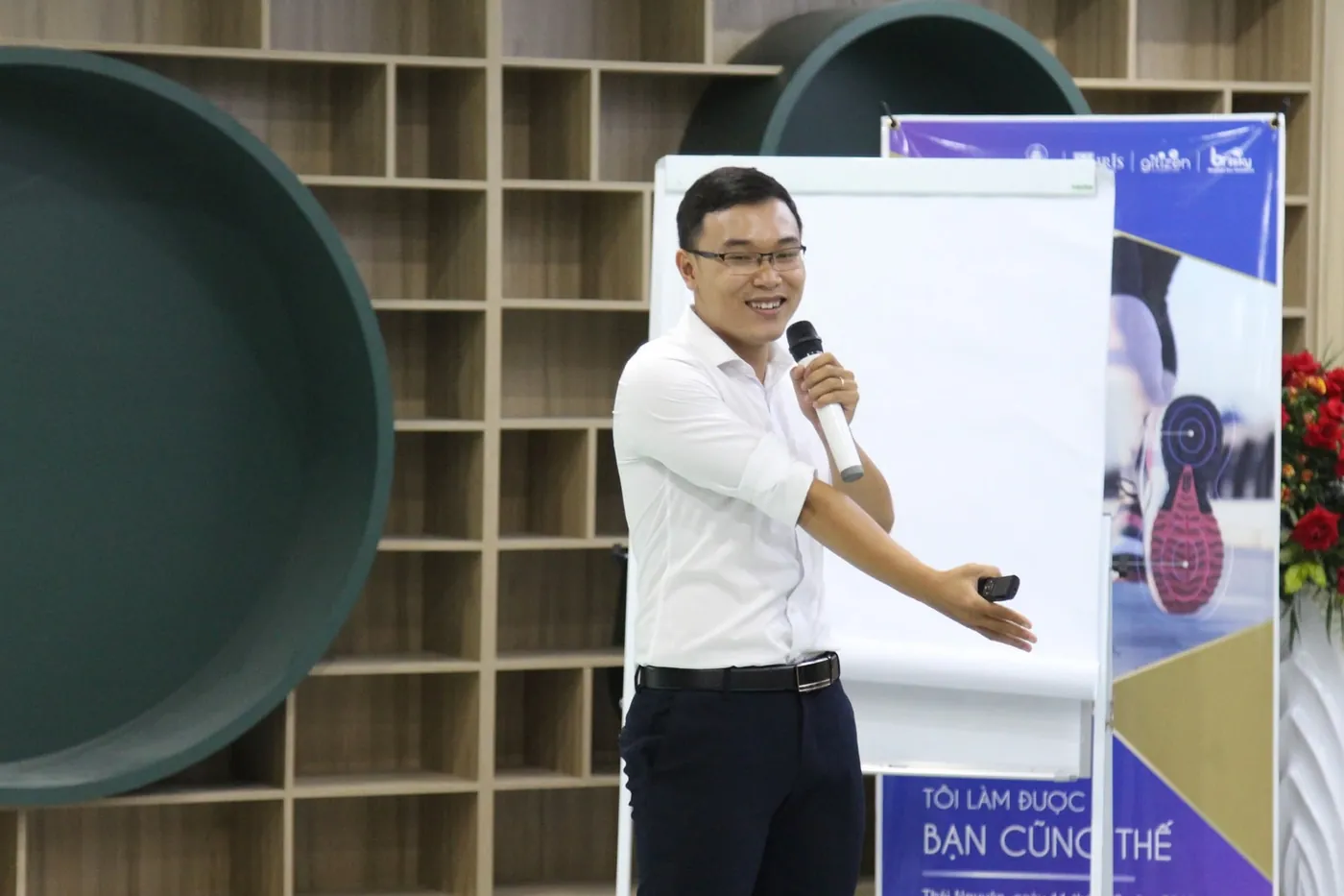 Thầy Quyền chia sẻ tại chương trình dành cho học sinh