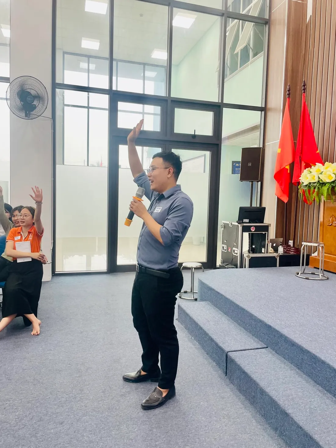 Thầy Quyền tương tác với người tham dự trong hội trường