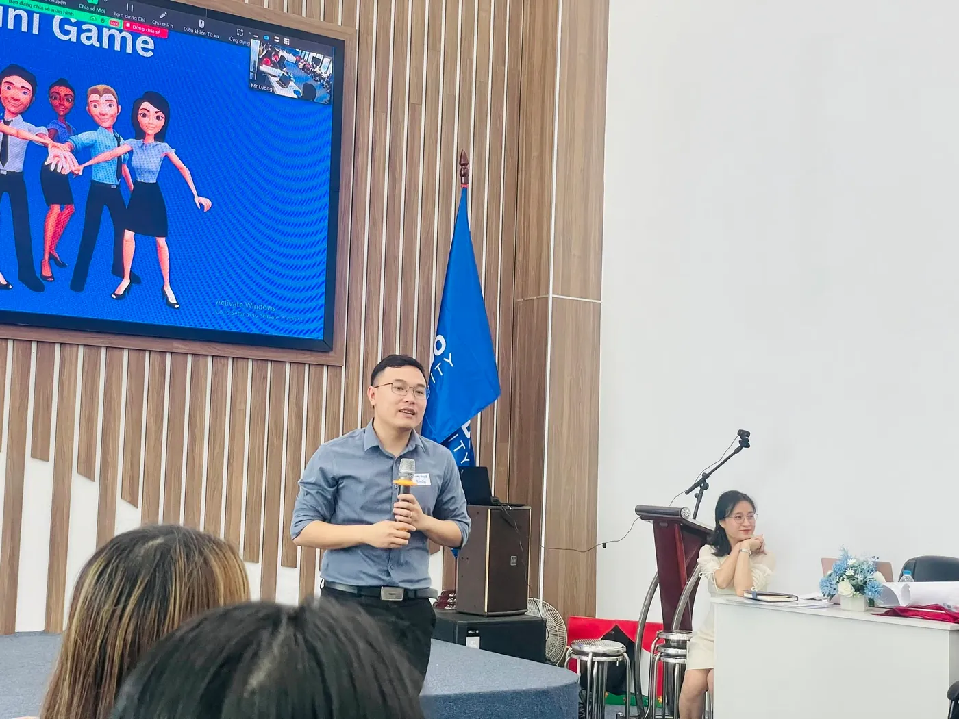 Thầy Quyền đứng lớp trong workshop giáo dục